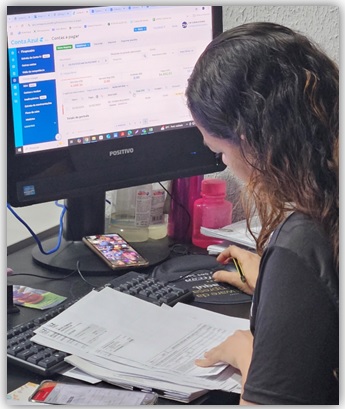 Profissional trabalhando com BPO Financeiro